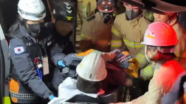매몰 사고로 고립됐던 광부 2명이 10일만인 4일 오후 11시3분쯤 무사히 구조돼 구급차로 옮겨지고 있다