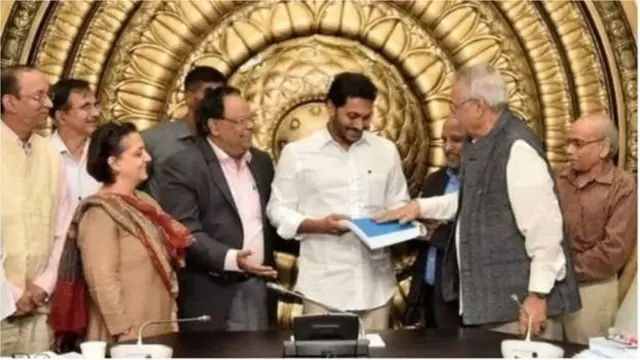 సీఎం జగన్‌కు తమ నివేదిక అందిస్తున్న జీఎన్ రావు కమిటీ బృందం