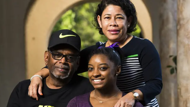 Simone Biles con sus abuelos Ron y Nellie Biles