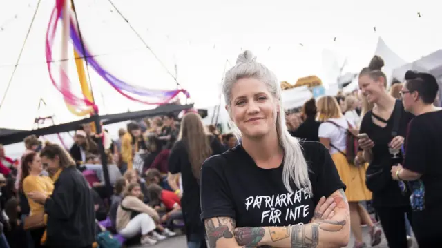 এই উৎসবের আয়োজক সুইডিশ কমেডিয়ান এমা ক্নিকার।