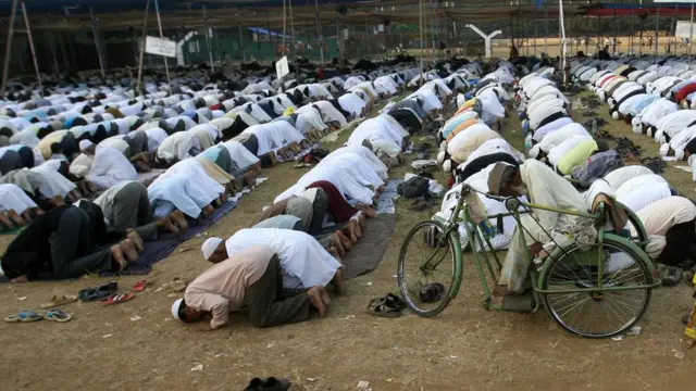 नमाज़ पढ़ते मुस्लिम