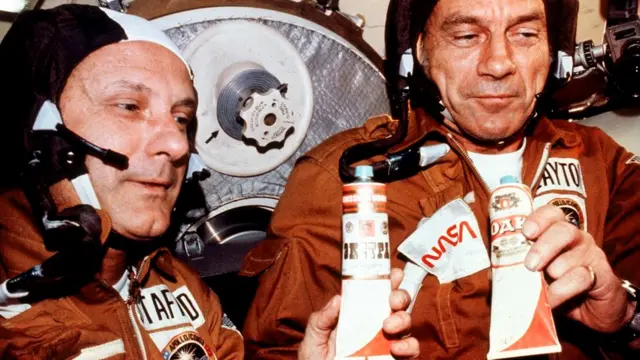 В 1975 году во время стыковки "Союза" и "Аполлона" американские астронавты Том Стаффорд и Дик Слейтон получили в подарок тюбики с водкой