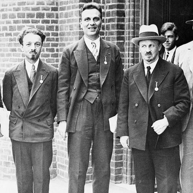 Vavílov con el prominente físico ruso Abram Ioffe y el economista y filósofo ruso Nikolái Bujarin en el Congreso de la historia de la ciencia en 1931 en Londres.