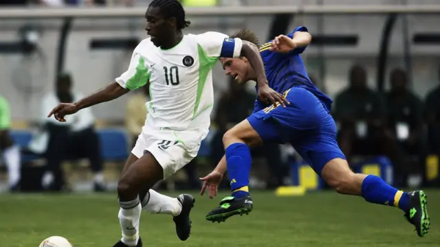 Jay Jay Okocha, l'artiste du Nigéria dribble Anders Svensson de la Suède en 2002.