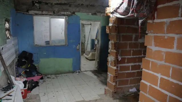 Una de las casas allanadas por las autoridades en Puerta 8, provincia de Buenos Aires