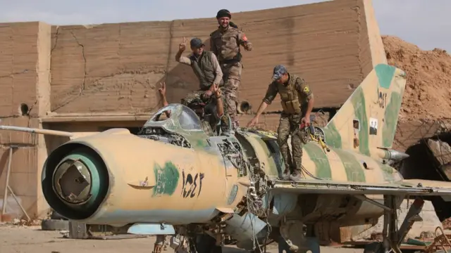 مقاتلو قوات سوريا الديمقراطية