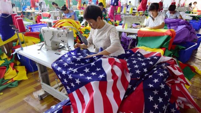 Женщины шьют флаги на китайской фабрике