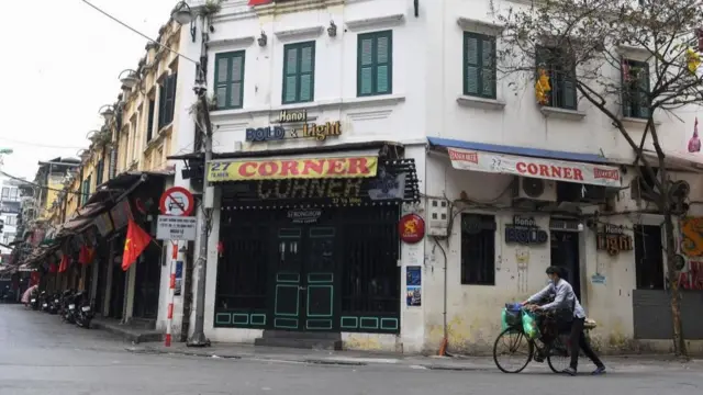 Phố cổ vắng người