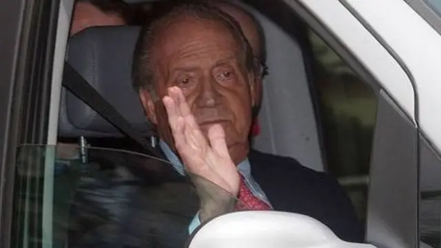 خوان كارلوس يغادر المستشفى بعد الجراحة عام 2012