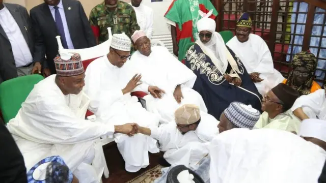 Aarẹ Ile igbimọ Aṣofin, Bukọla Saraki, n ba ọkọiyawo ba ọwọ