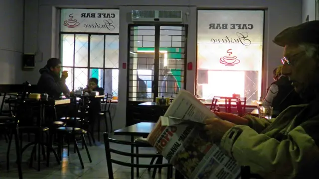 Interior de una cafetería.