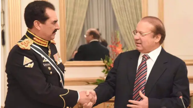 پاکستان کے وزیراعظم پاکستانی فوج کے سربراہ جنرل راحیل شریف کے ساتھ