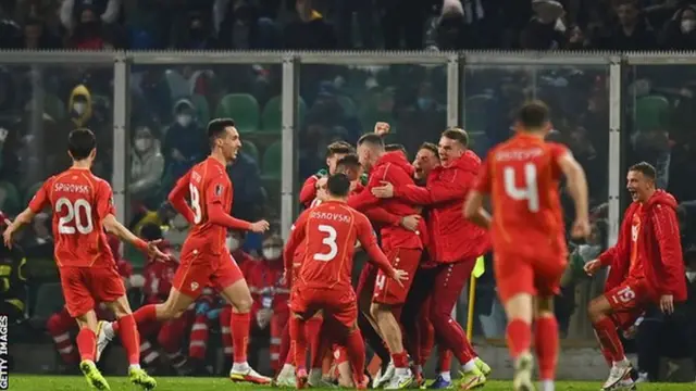 بدلاء فريق مقدونيا الشمالية يحتفلون