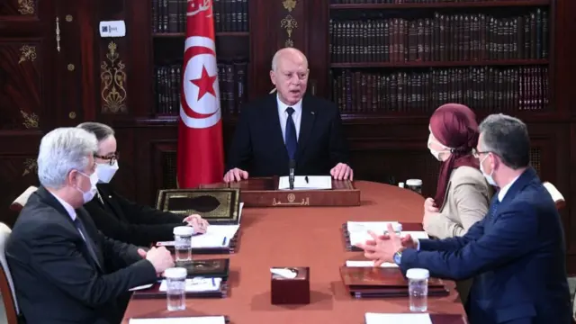 قيس سعيد في اجتماع حكومي مصغر