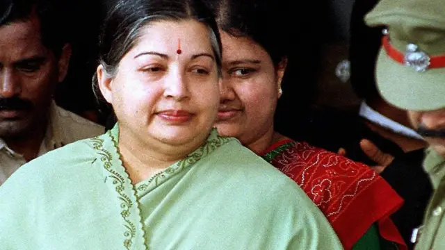 சொத்து குவிப்பு வழக்கு தொடர்பாக ஜெயலலலிதா டிசம்பர் 2001ல் சென்னை சிறப்பு நீதி மன்றத்தில் ஆஜராக வரும் போது, அவருக்கு பின் நிற்கும் சசிகலா