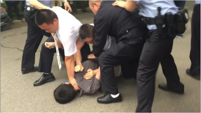 Now TV新闻台徐骏铭被身穿制服人员及不明身份者按倒在地