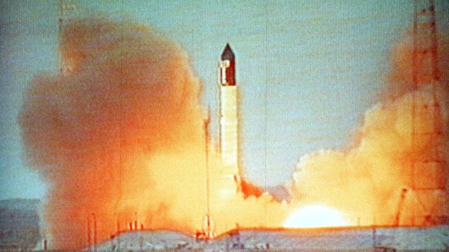 Запуск ракеты, доставившей в 1998 году модуль "Заря", первую часть МКС, на орбиту