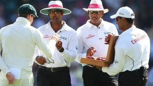 अंपायरों के साथ स्टीव स्मिथ