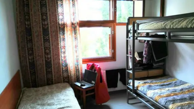 Комната в центре для беженцев в Финляндии, где живет Роман и его семья