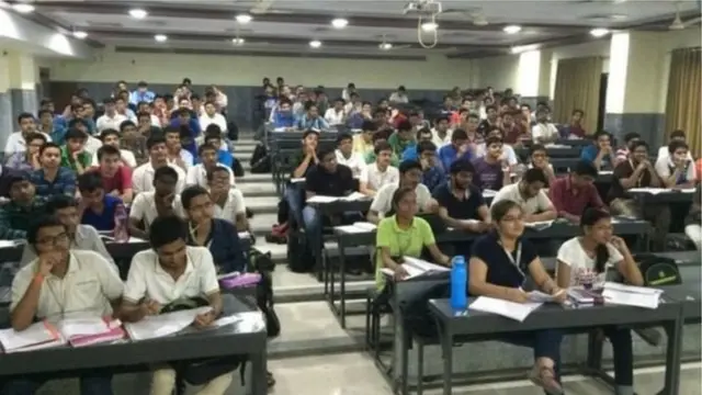 कोटा में हर साल लाखों छात्र प्रवेश परीक्षाओं की तैयारी करने आते हैं