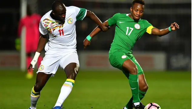 Agbabọọlu Naijiria gba bọọlu kọja agbabọọlu orilẹede Senegal kan