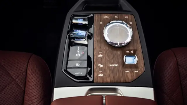 دکمه‌های لمسی ماشین روی سطحی چوبی قرار دارد