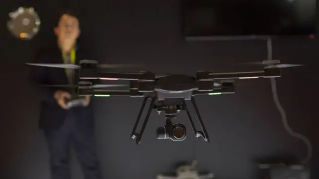 ड्रोन-रोबोट