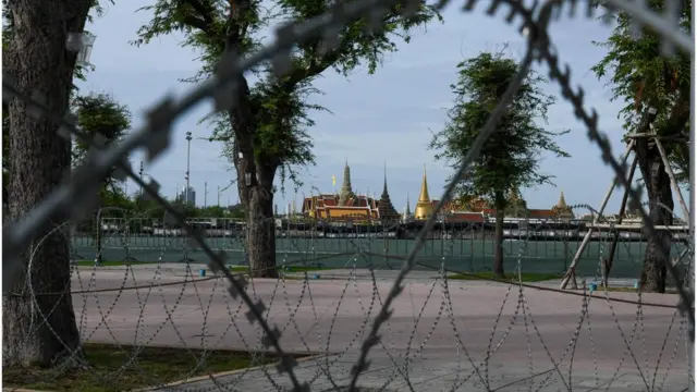 รั้วลวดหนามหีบเพลงถูก จนท. นำมาวางโดยรอบสนามหลวง เพื่อปกป้องพระบรมหาราชวังและวัดพระแก้ว หลังผู้ชุมนุม "เยาวชนปลดแอก" นัดเคลื่อนพลมาที่นี่