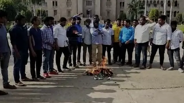 రాజా సింగ్ దిష్టిబొమ్మను దహనం చేస్తున్న విద్యార్థులు