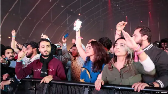 पुरुषों और महिलाओं ने एक साथ इन कार्यक्रमों में भाग लिया, जो एक समय सऊदी अरब में नामुमकिन था