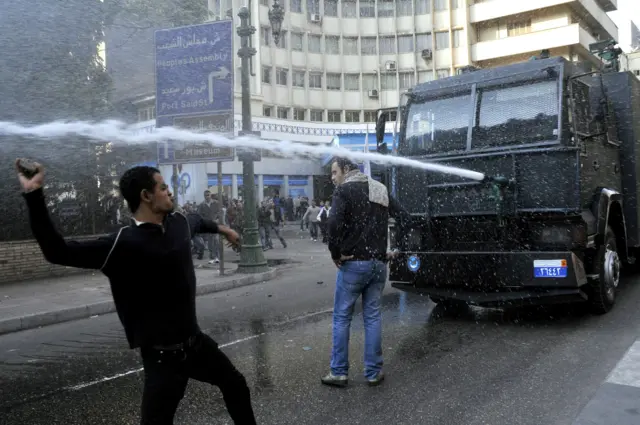 رجل المدرعة فى تظاهرات مصر 2011