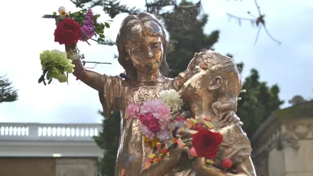 Estatua de las hermanitas Bodmer.