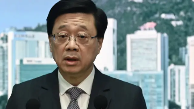 中國香港特首李家超在政府總部會見媒體記者（中新社圖片23/5/2023）