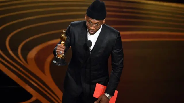 Mahershala Ali est le deuxième acteur noir, dans toute l'histoire des Oscars, à remporter deux trophées pour son interprétation.