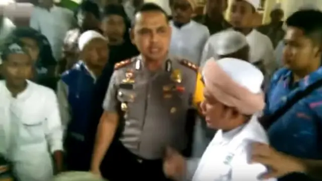 AKBP Teguh Wibowo di tengah massa LPI di Pamekasan (19/1)