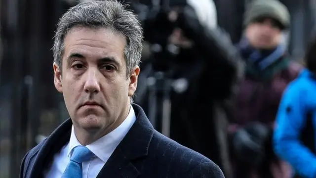 Michael Cohen chegando para receberquero um jogo de perguntas e respostassentença