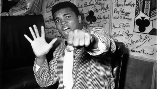 পাঁচ আঙ্গুল দেখিয়ে আলী জানিয়ে দিচ্ছেন প্রতিদ্বন্দ্বীকে হারাবেন পাঁচ রাউন্ডে