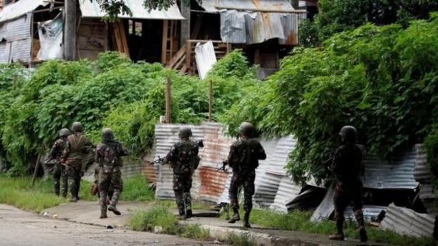 รัฐบาลกำลังสู้รบกับกลุ่มติดอาวุธไล่ไปตามถนนแต่ละสายในเมืองมาราวี