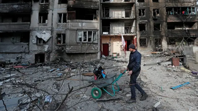 অবরুদ্ধ মারিউপোল শহরটিতে হাজার হাজার বেসামরিক লোক আটকে আছে