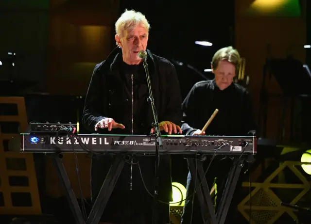 Двое остающихся в живых музыкантов из оригинального состава VU Джон Кейл и Мо Такер на сцене театра Beacon в Нью-Йорке, 11 июля 2017 г.