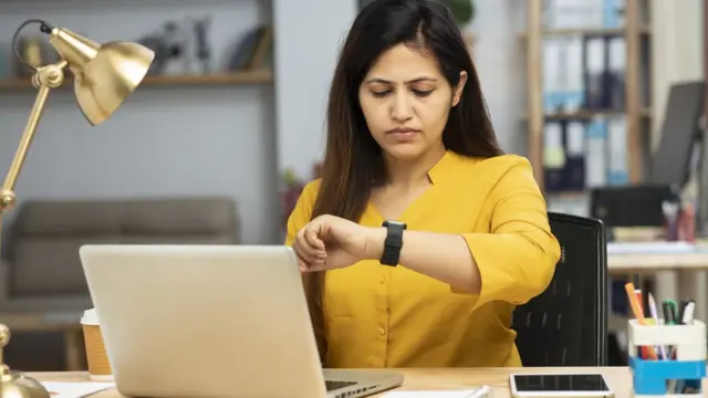 महिला कर्मचारी