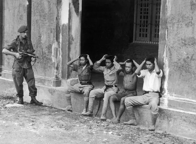 Tentara Inggris dan empat anggota laskar pro-Republik.