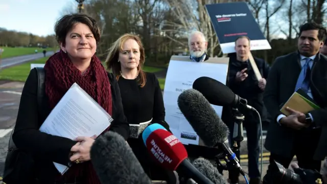 Leaders politiques à Belfast, en Irlande du Nord, après une rencontre avec Theresa May.