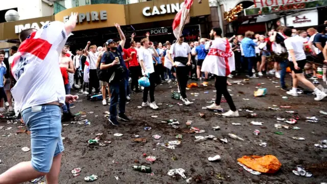 वेम्बली स्टेडियम के बाहर का दृश्य