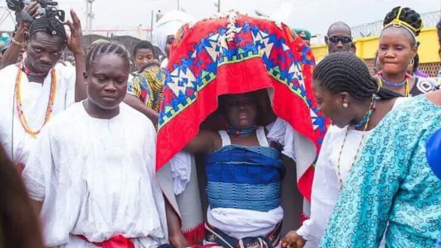 Arugba ati awọn eeyan to n lọ si ojubọ Ọsun