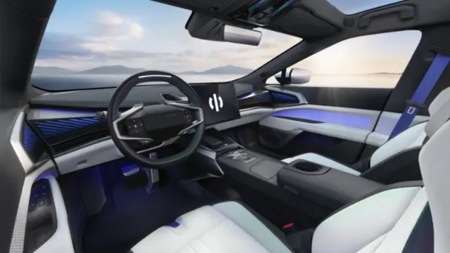 نمایشگر هایفای Z با کمک بازوی رباتیک حرکت میکند