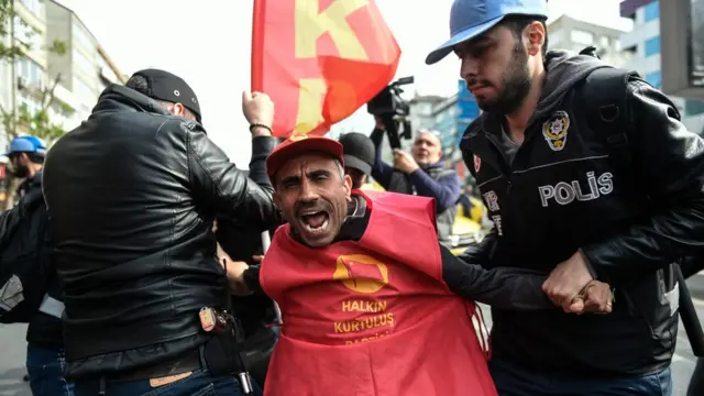 Taksim'e yürümek isteyen eylemciler polis tarafından Beşiktaş'ta gözaltına alındı