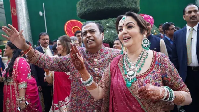 પુત્રના લગ્નમાં મુકેશ અને નીતા અંબાણીએ આ રીતે ઝૂમ્યાં