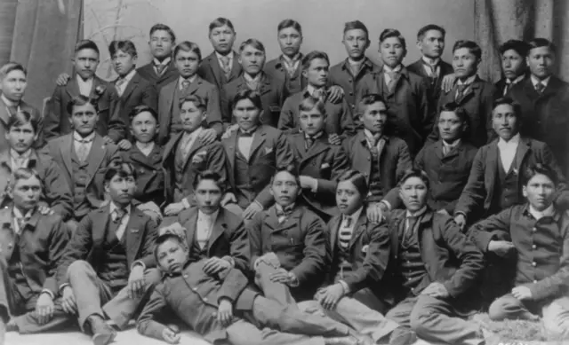 A foto, na década de 1880, mostra grupo de Apaches quatro meses após chegar à Escola Industrial Indígena de Carlisle