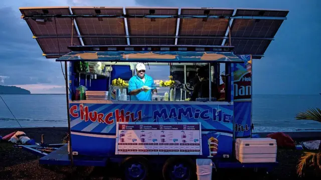 Vendedor ambulante con placas solares